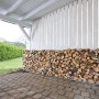 wolfcraft Modular XXL Kaminholzregal gefüllt mit Holzscheiten unter einem Unterstand.