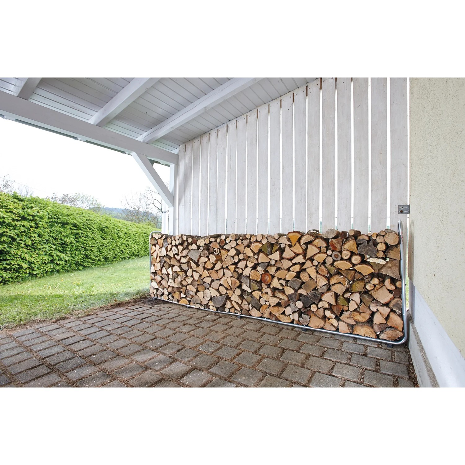 wolfcraft Modular XXL Kaminholzregal gefüllt mit Holzscheiten unter einem Unterstand.