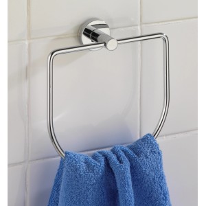 Wenko Handtuchring Elegance Chrom mit blauem Handtuch an weißer Wand.