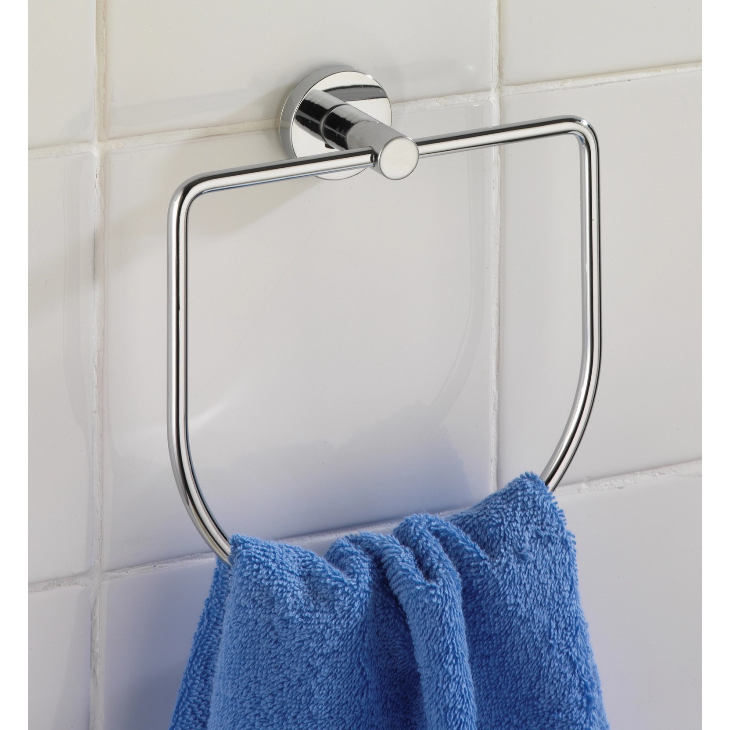 Wenko Handtuchring Elegance Chrom mit blauem Handtuch an weißer Wand.