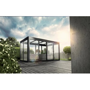 Modernes, anthrazitfarbenes SunElements Gartenhaus SunGarden Infinity 4.2 mit Acrylglaswänden.