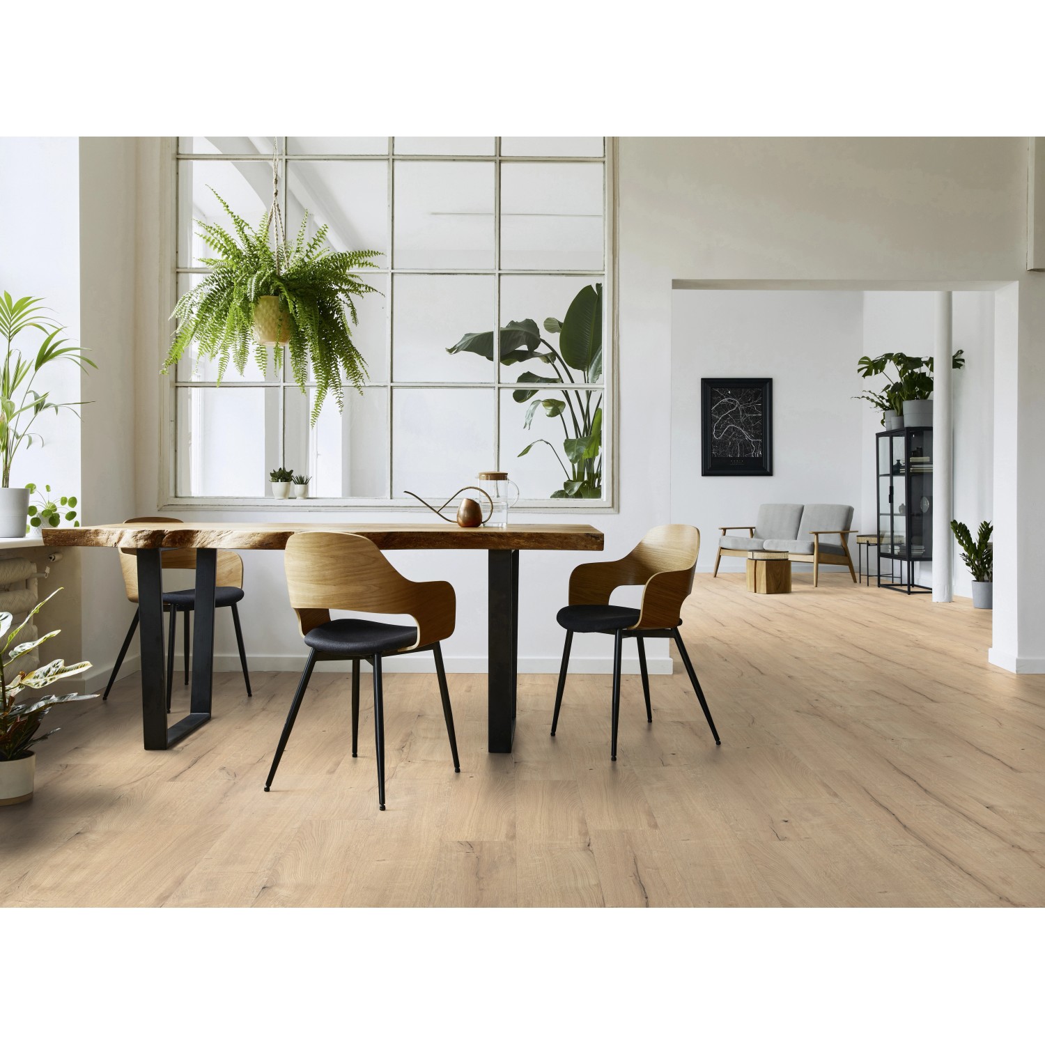 Wohnraum mit Kaindl Poseidon Laminat California Oak, wasserfest und in heller Holzoptik.