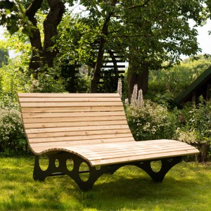 Home Deluxe Wellenholzliege TAIGA aus Lärchenholz im Garten.