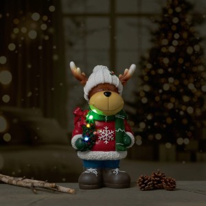 Mehrfarbige Weihnachtsdekoration Rentier aus Polyresin mit LED-Licht, Mütze, Schal und kleinem Baum.