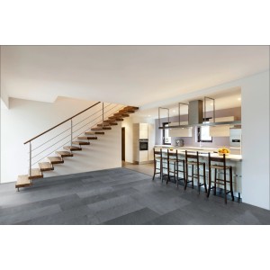 Verlegtes Classen Ceramin Neo Vario Cosmo Großformat in dunkler Schieferoptik im Wohnbereich mit Treppe und Küche.