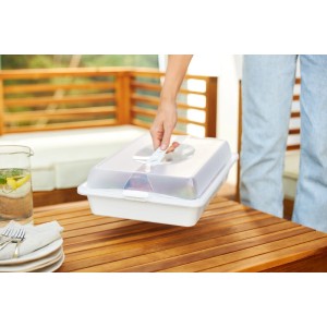 Weißer Rotho Partybutler Cool & Fresh zum Transport von Speisen, mit Kühlpads, auf Holztisch.