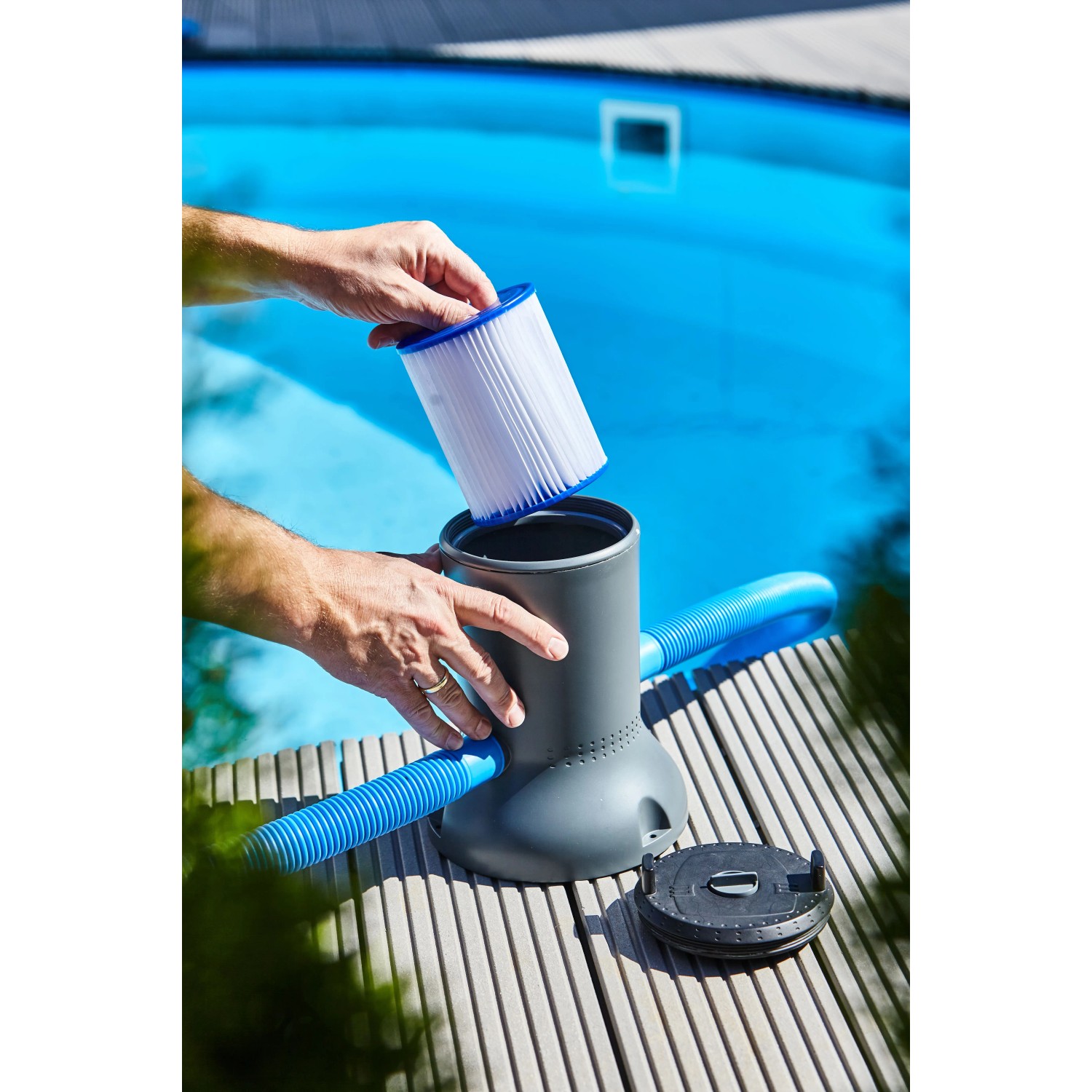 Summer Fun Solar-Pool-Kartuschenfilteranlage mit Filterkartusche und Solarmodul in Nutzung.