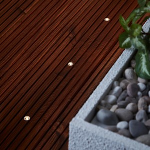 Brilliant LED-Einbauleuchten Cosa, 10er Set, Edelstahl, warmweiß, im Außenbereich auf Holzterrasse.