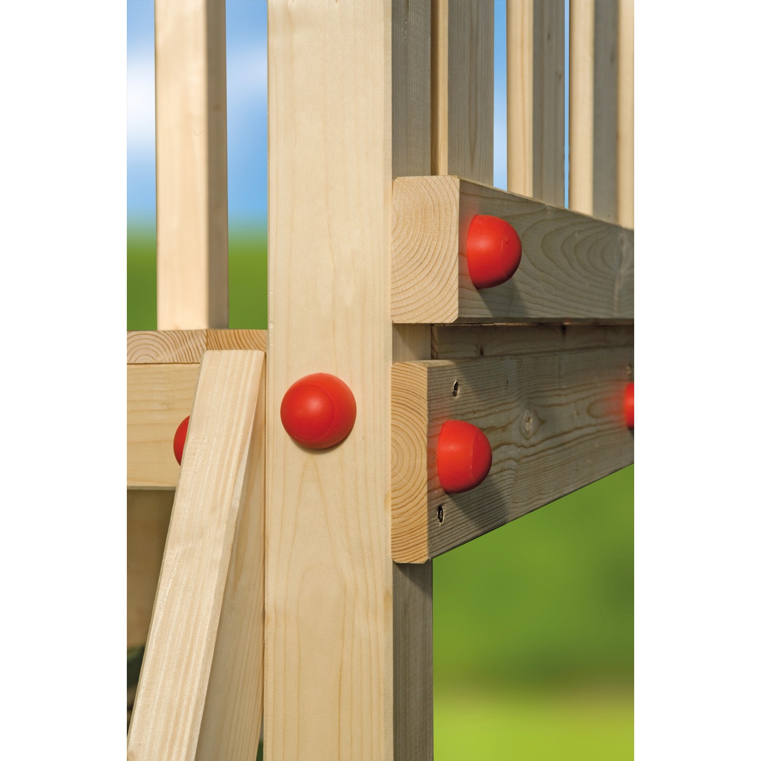 Detailansicht des Weka Stelzen-Spielhauses Tabaluga mit roten Klettergriffen.