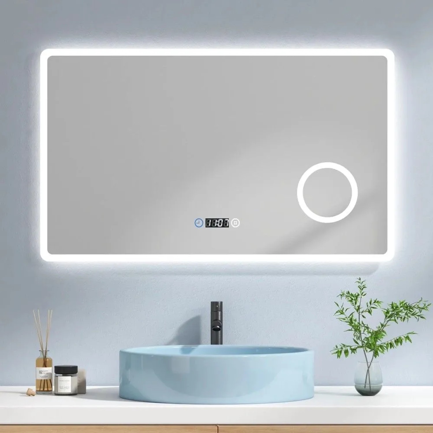 Rechteckiger Emke Badspiegel 100x60 cm mit LED-Beleuchtung, digitaler Uhr und Touch-Steuerung.