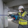 Bosch Professional Akku-Bohrhammer GBH 18V-40C in Aktion beim Bohren in Betonwand.