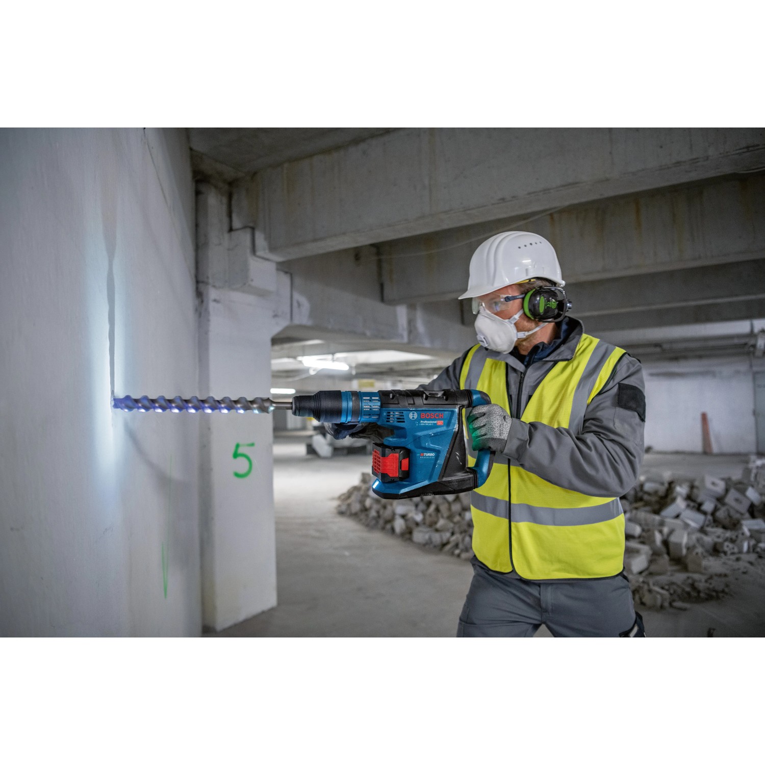 Bosch Professional Akku-Bohrhammer GBH 18V-40C in Aktion beim Bohren in Betonwand.