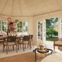 Innenansicht: Palmako Holz-Pavillon Hanna, grau grundiert, mit Tisch und Stühlen dekoriert.