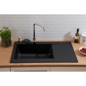 Schwarze Respekta Mineralite Einbauspüle Denver, 86x50 cm, mit Abtropffläche und Armatur.