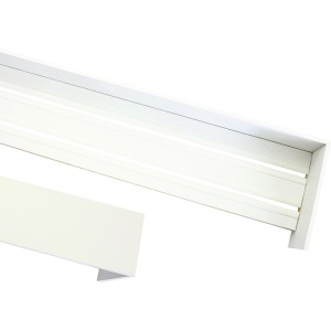 Weiße, 2-läufige Karniese (200 cm) aus Holz mit Blende und Schienenabschluss für Gardinen.