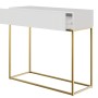 Weißer Selsey Veldio Konsolentisch 90 cm mit geriffelter Front, offener Schublade und goldenen Beinen.
