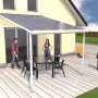 Weiße Gutta Terrassenüberdachung (306x406 cm) mit Polycarbonatplatten und zwei Personen auf der Terrasse.
