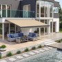 Beige Wismar Teilhülsenmarkise 350x300 cm am Haus mit Gartenmöbeln.