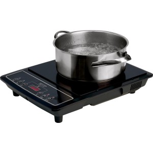 Schwarzes Induktionskochfeld mit Topf und digitaler Anzeige. Kompakte Kochplatte für Töpfe von 12-20 cm.