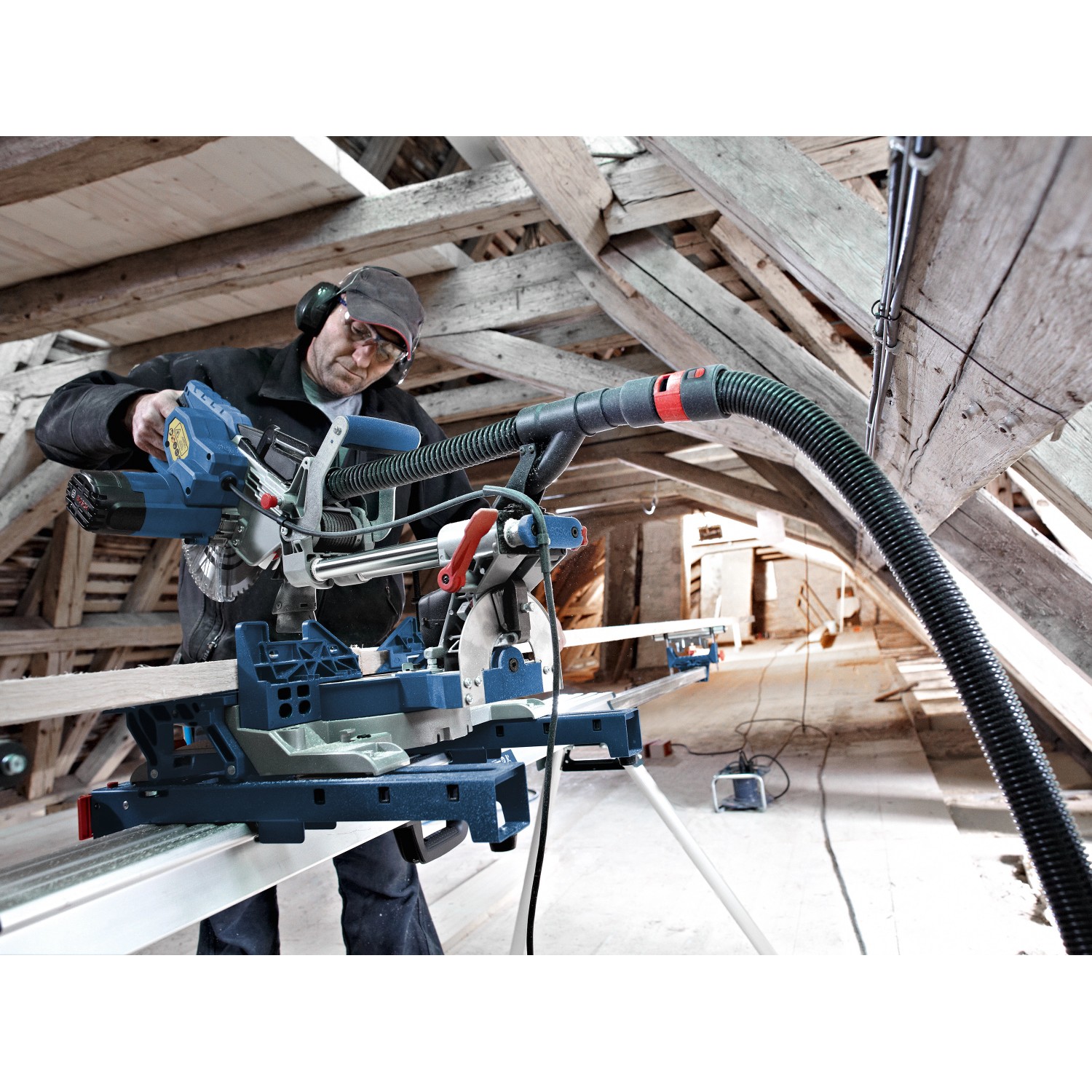 Bosch Professional Paneelsäge GCM 8 SJL mit Kreissägeblatt im Einsatz beim Holzzuschnitt.