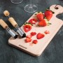 Fackelmann Holzbrett Fair, 15x35 cm, mit Erdbeeren und Ausstechern auf Küchenhelfer-Foto.