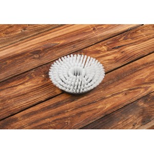 Gardena Tellerbürste Soft für AquaBrush Akku-Multi-Reiniger auf Holzuntergrund.