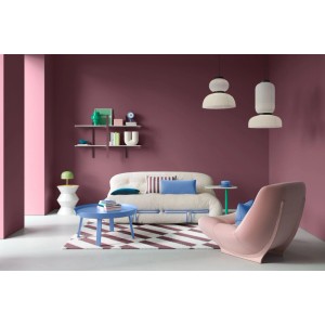 Modernes Wohnzimmer mit Wänden in matter Alpina Innenfarbe Pantone Nocturne Violett. Schafft Tiefe und Charakter.