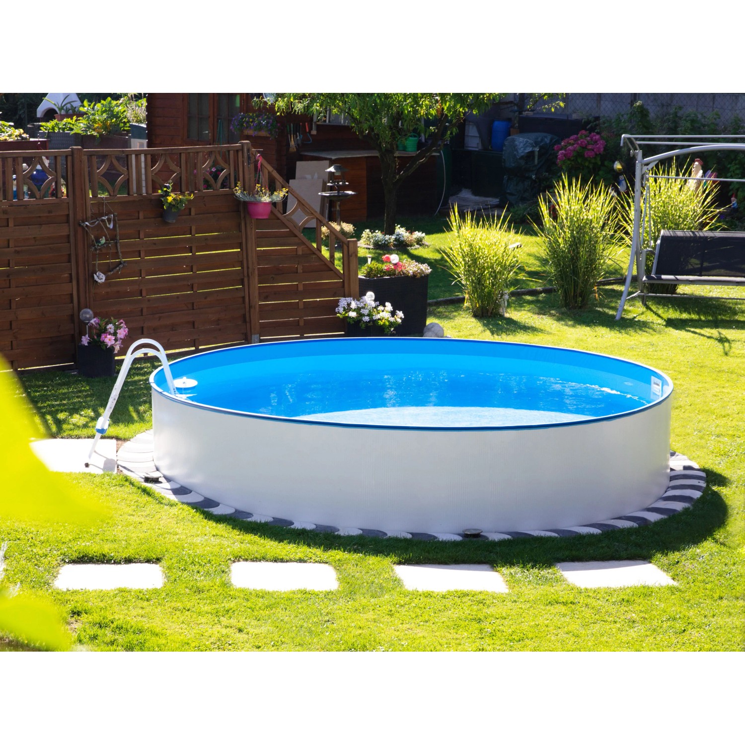 Steinbach Stahlwandpool-Set Nuovo, Ø 400 cm, im Garten mit Leiter. Badespaß im Sommer.