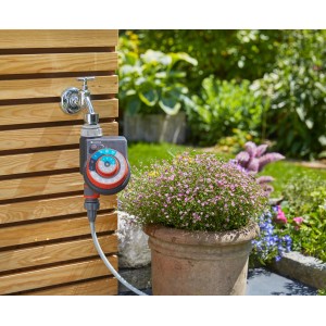 Gardena City Gardening Sprühnebel Set mit Bewässerungssteuerung am Wasserhahn im Garten.