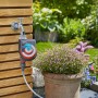Gardena City Gardening Sprühnebel Set mit Bewässerungssteuerung am Wasserhahn im Garten.