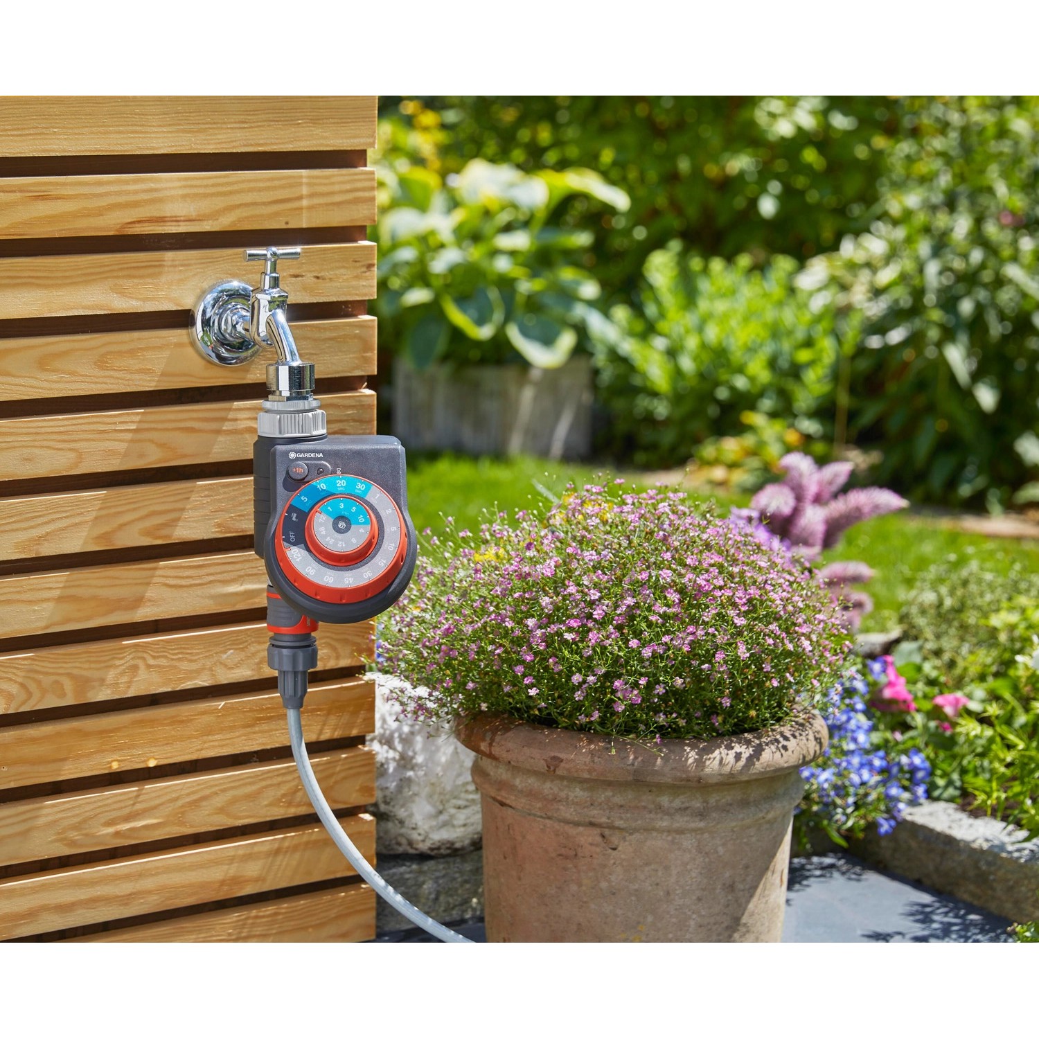 Gardena City Gardening Sprühnebel Set mit Bewässerungssteuerung am Wasserhahn im Garten.