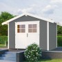 Graues weka Gartenhaus 122 Gr.3 mit Satteldach und weißer Doppeltür im Garten.