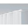 Weiße, einläufige Gardinenschiene Square an der Decke montiert, mit weißen Vorhängen. Moderne Gardinenstange für Dekoartikel.