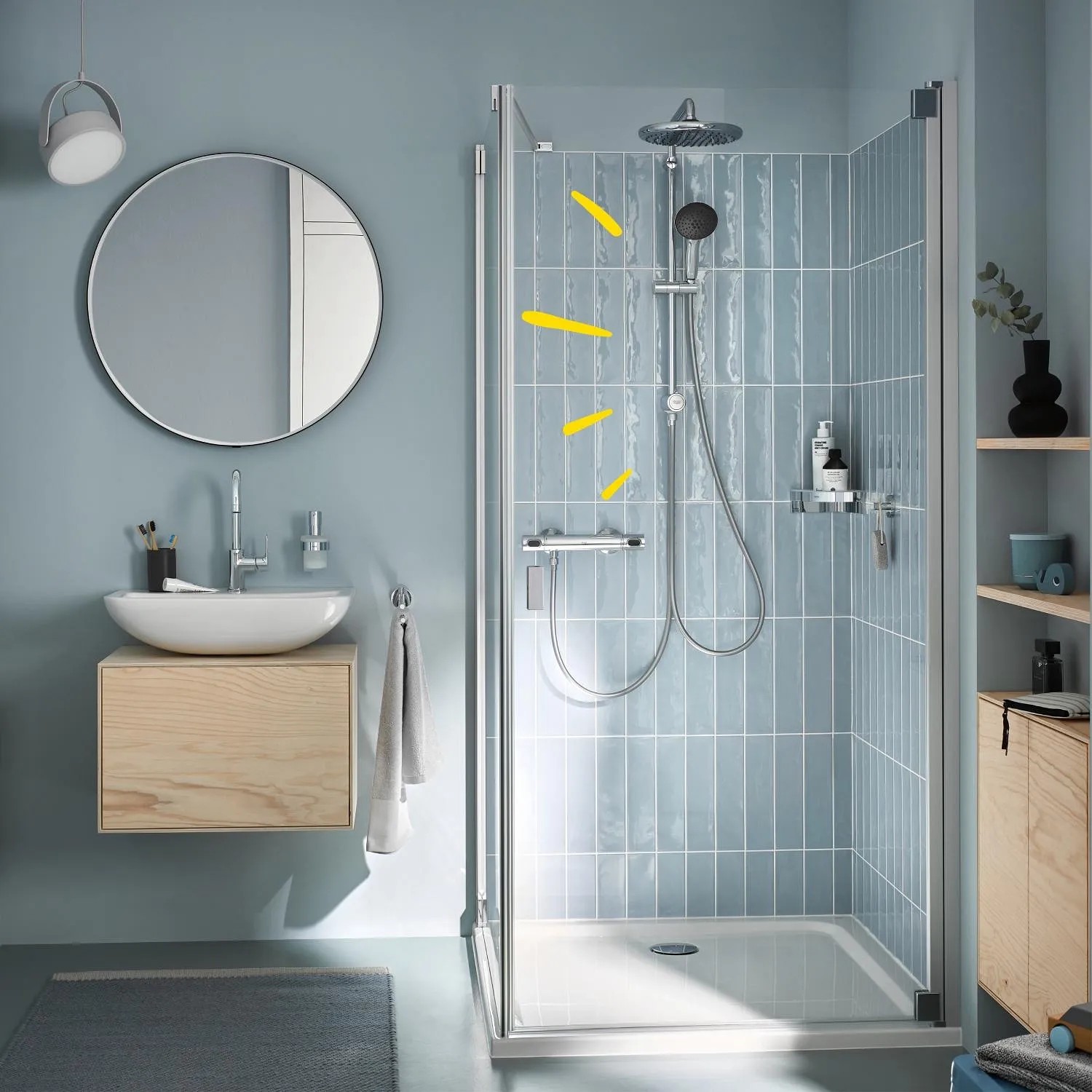 Grohe Brausegarnitur Vitalio Comfort 250 Flex im Badezimmer mit Kopf- und Handbrause.