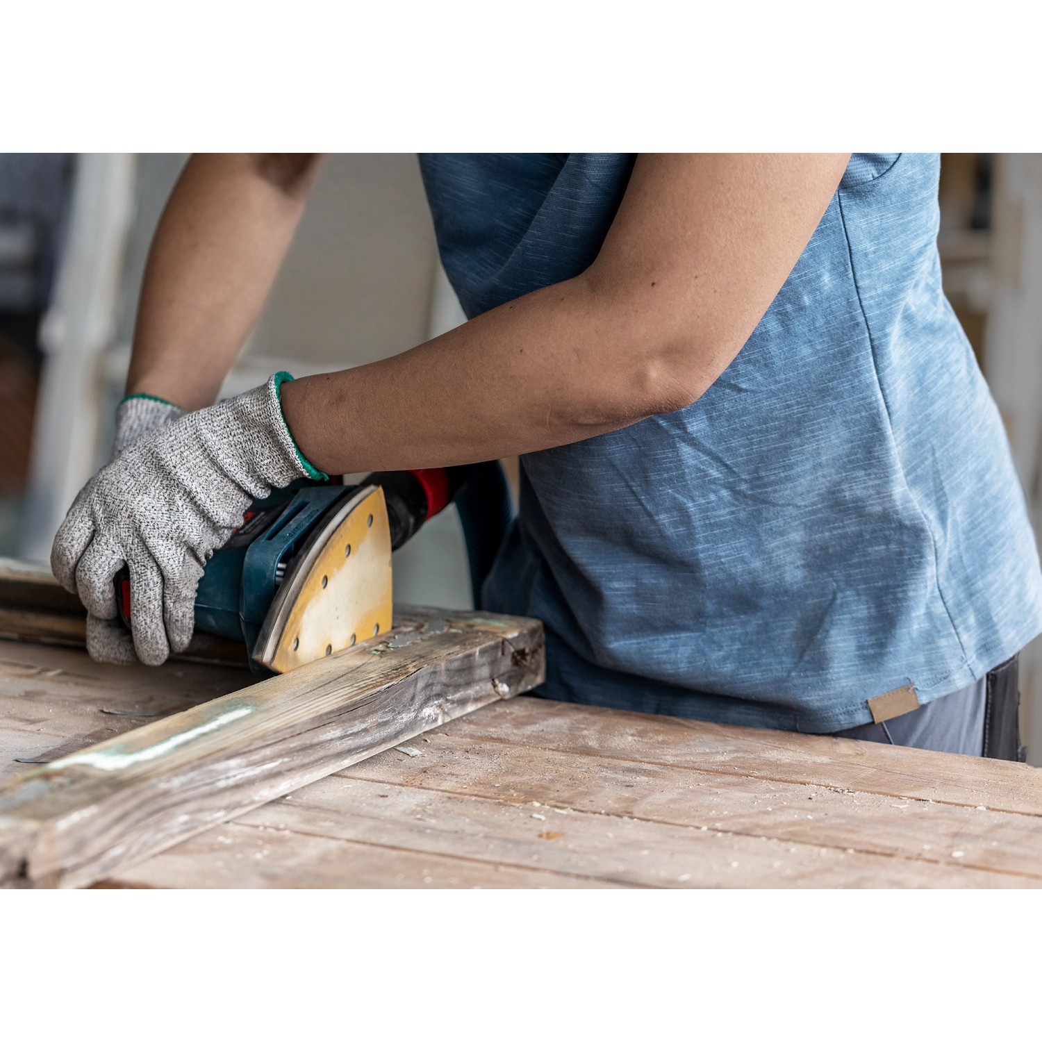Handwerker schleift Holz mit Bosch Exzenterschleifer und Schleifblatt C470 K80.