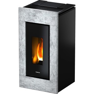 Freepoint Pelletofen Vega Naturstein 10,5 kW mit Flamme im Brennraum.