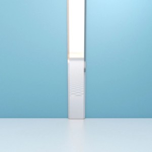 Aurlane Verbindungsprofil Chrom aus Aluminium zwischen blauen Duschrückwänden für nahtlose Übergänge.