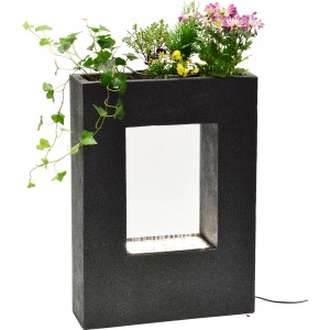 Großer, rechteckiger Design-Gartenbrunnen mit Bepflanzung und LED-Beleuchtung.