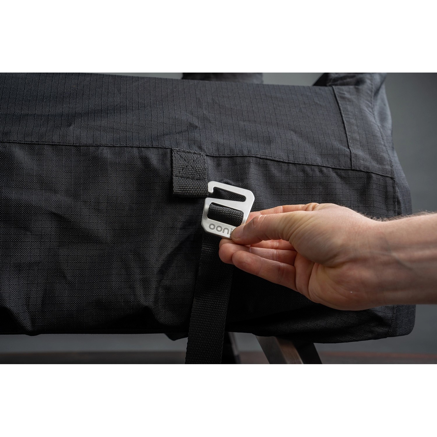 Ooni Karu 16 Abdeckung, Detailansicht der Befestigung mit Metallschnalle und Gurt.