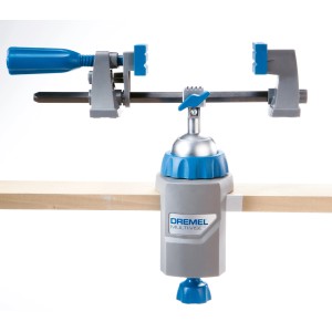 Dremel Multi-Schraubstock 2.500 3-in-1, montiert an einer Werkbank. Zubehör für Miniaturwerkzeuge.