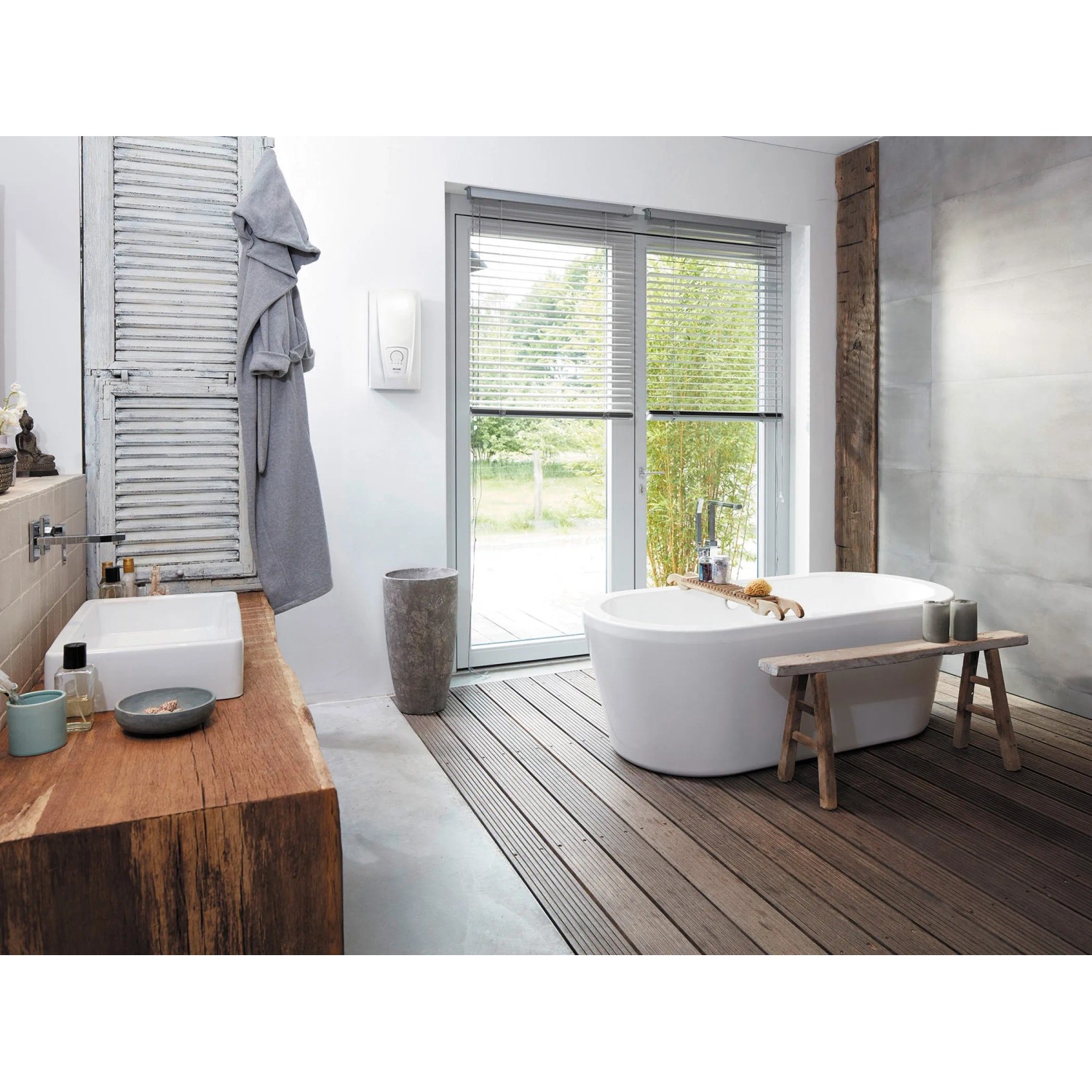 Clage Durchlauferhitzer DCX Next L im modernen Bad mit Wanne und Holzelementen.