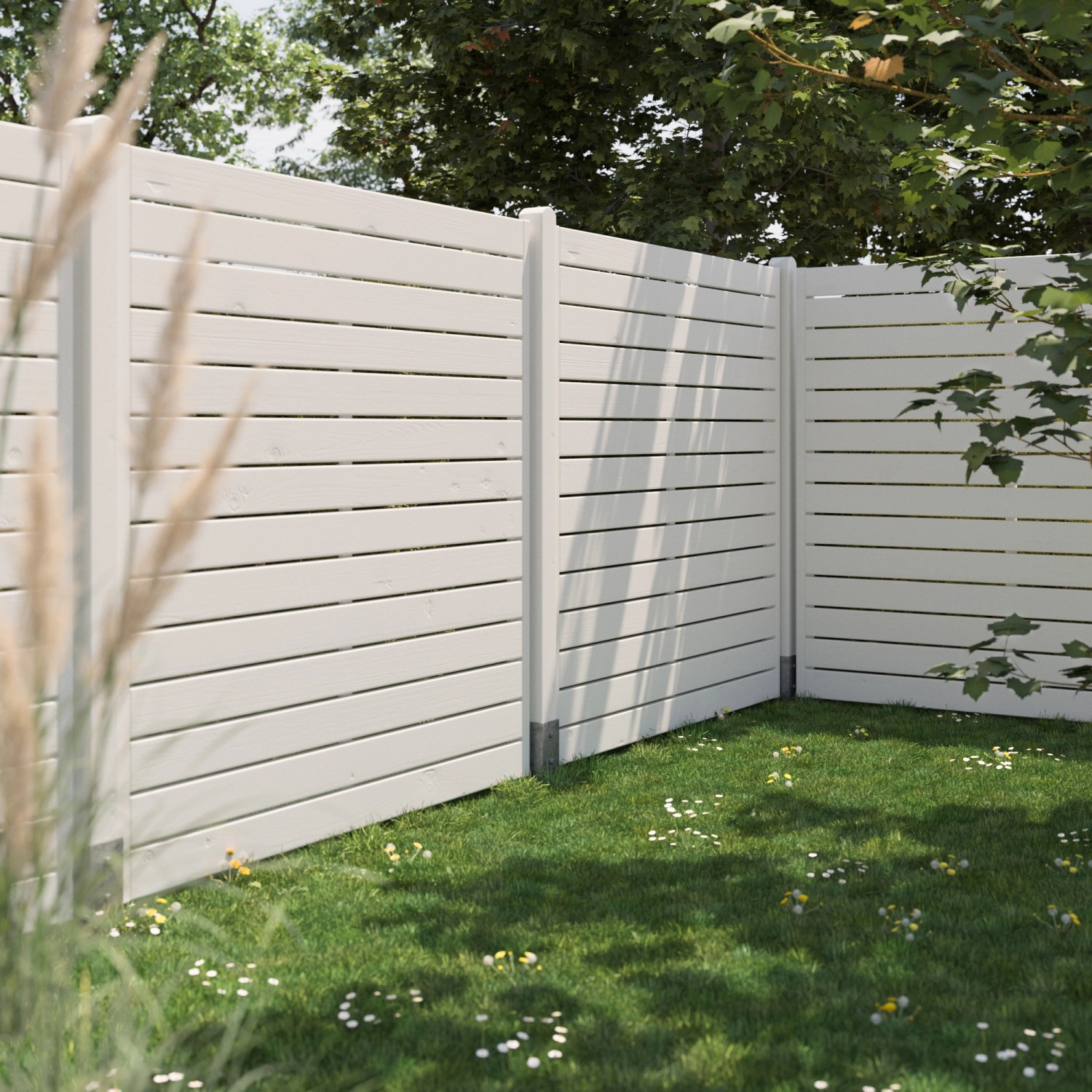 Lackiertes, cremefarbenes Sichtschutzzaunelement Faro, 180x180 cm, im Garten.