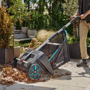 Gardena Nachrüst-Set für Laub- und Rasensammler im Einsatz auf einer Terrasse.