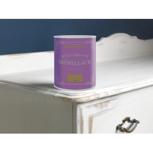 Rust-Oleum Möbellack Metallisch Gold Matt 750ml Dose auf weißer Kommode.
