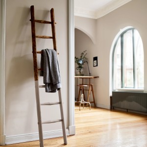 Holzleiter, teilweise mit Alpina Feine Farben Lack No. 03 Poesie der Stille® grau gestrichen.