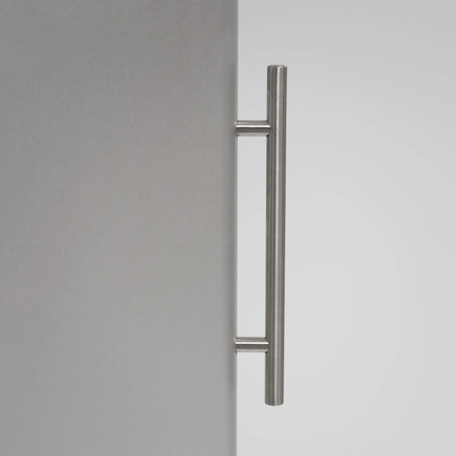 Detailaufnahme: Silberner Vasner HeatTower Infrarot-Heizstrahler mit Griff.