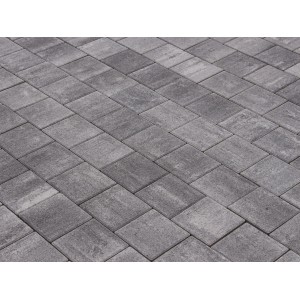 Anthrazit-schattierte Pflastersteine 15x15 cm im Verband verlegt. Moderne Optik für Gehwege und Einfahrten.