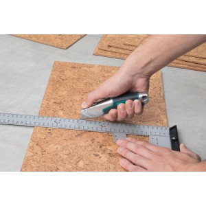 Wolfcraft Profi-Dualklingen-Messer im Einsatz beim Schneiden einer Korkplatte mit einem Lineal.