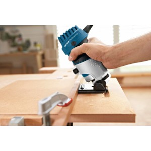 Bosch Professional GKF 600 Kantenfräse in Aktion beim Fräsen einer Holzkante.