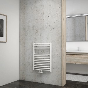 Weißer Schulte Design-Heizkörper Europa I mit Mittenanschluss im Badezimmer.